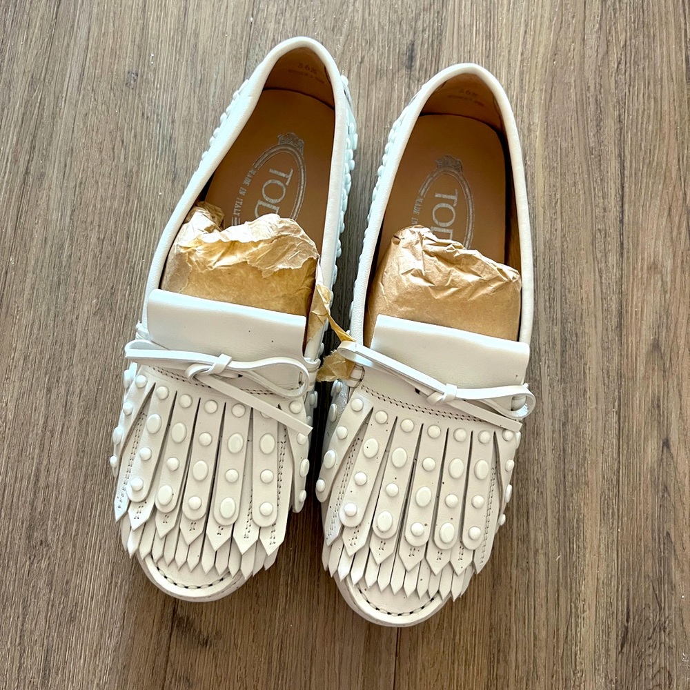 Tod’s studded driving shoes women’s in white